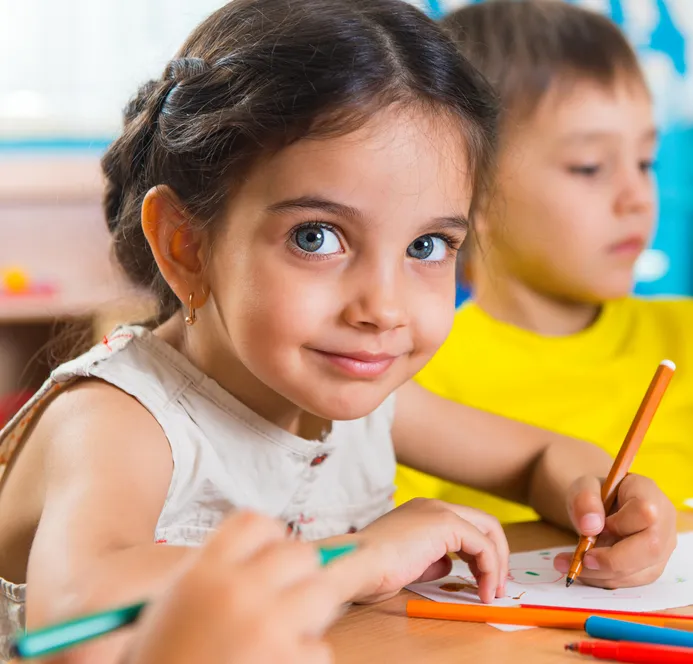 Criança desenhando em sala de aula